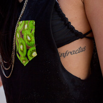 Cutout Kiwi PocketPunt Crop Top 